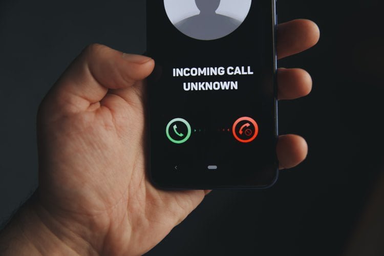También puedes averiguar de quién es un número de teléfono con ayuda de tu operador de telefonía